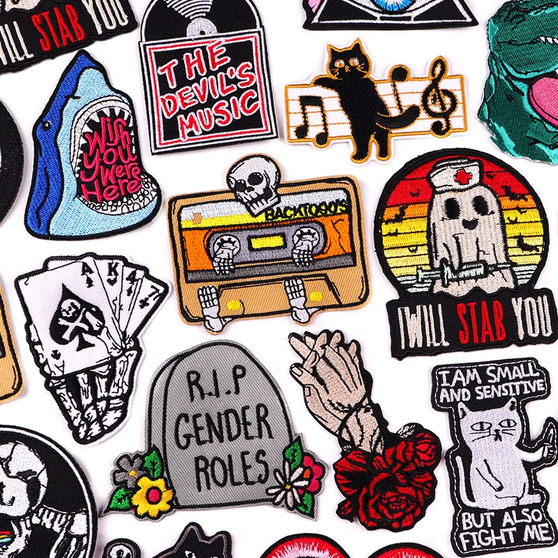Detalle del bordado calavera táctica