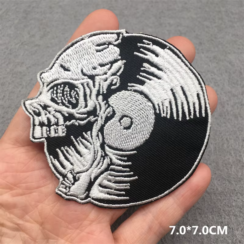 Insignias para prendas con acabado bordado