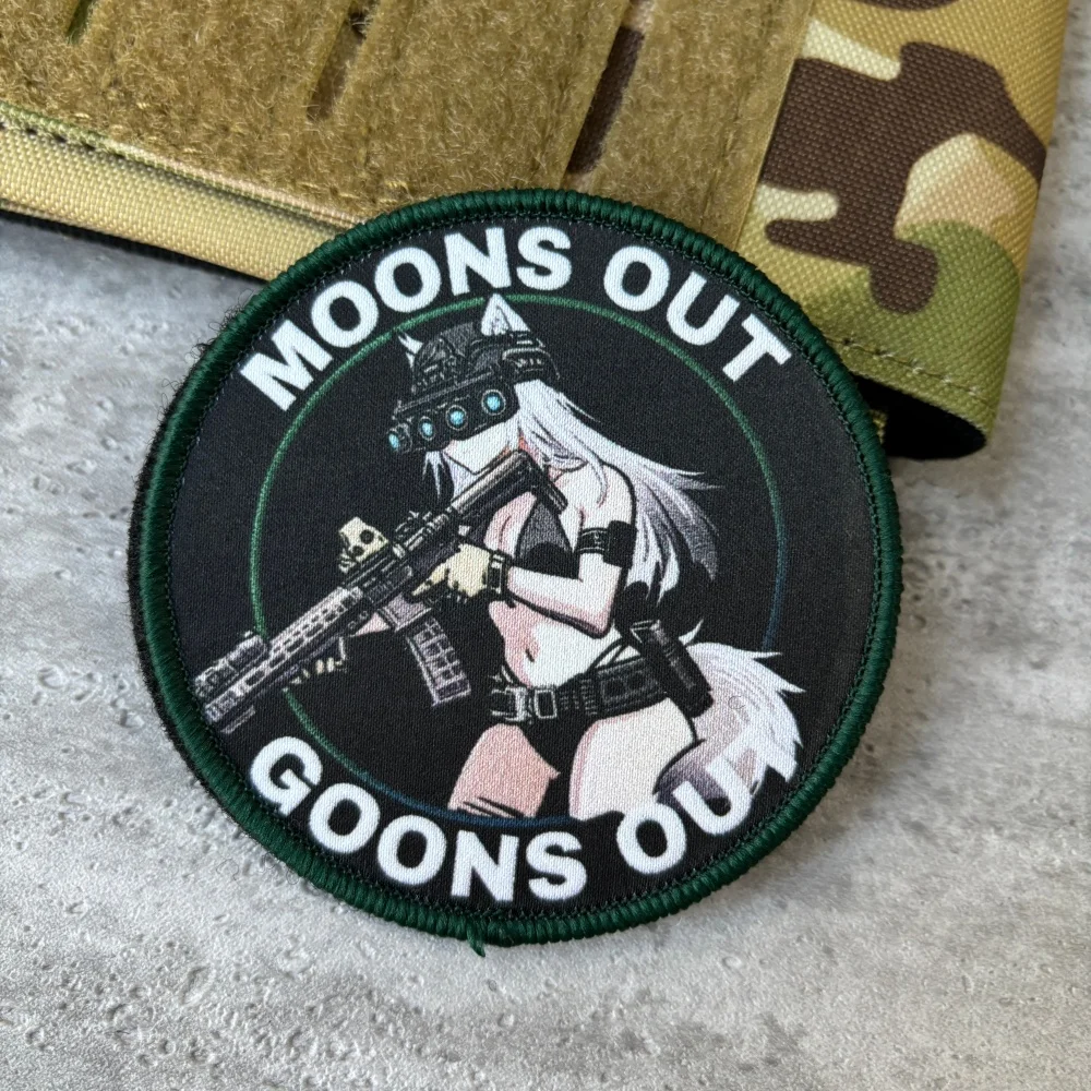 Vista frontal del parche táctico con diseño de anime waifu y visión nocturna