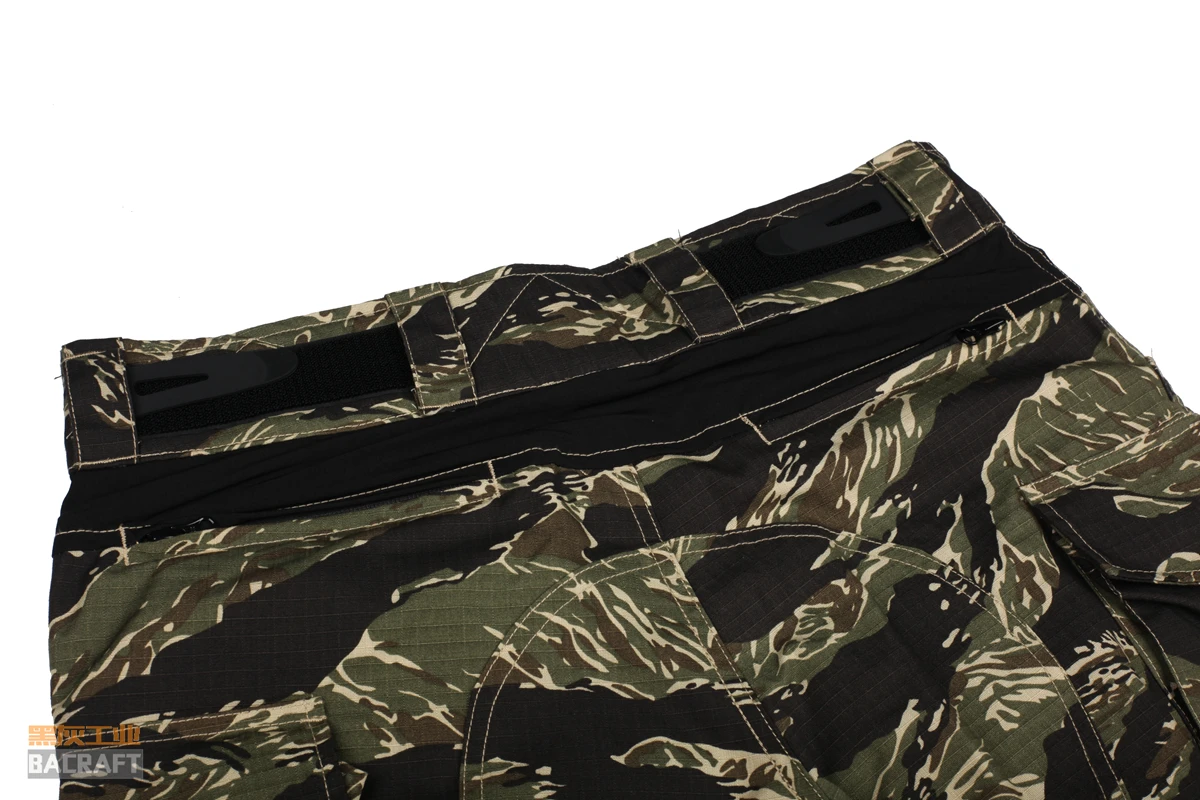 Detalle del camuflaje Tiger Stripe en luz natural