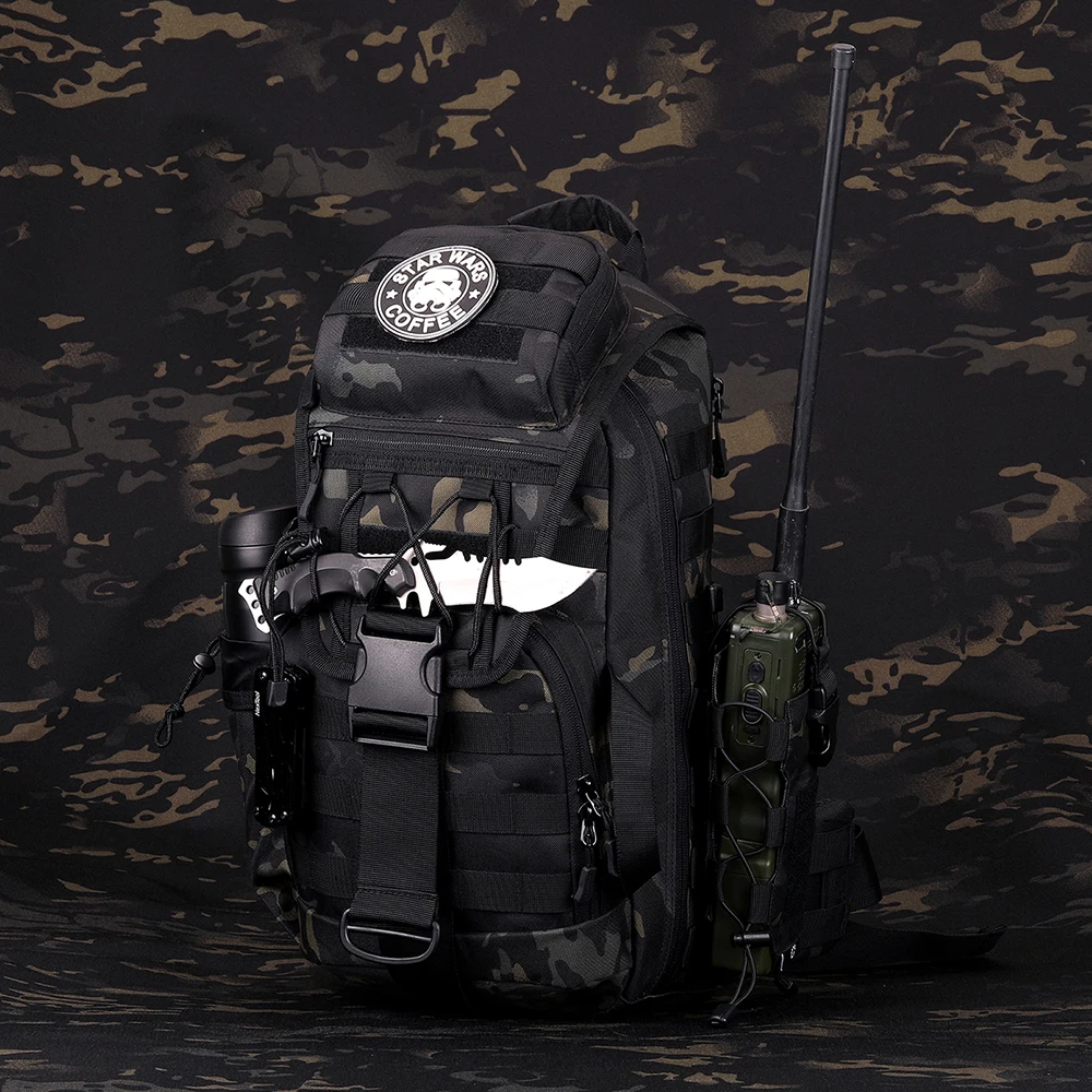 Mochila táctica PROTECTOR PLUS en terreno rocoso