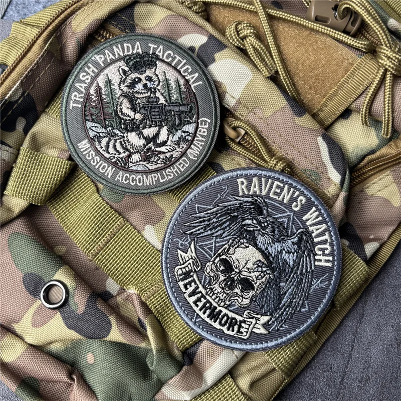Parche táctico bordado lobo y mapache con velcro, insignia moral - imagen 3