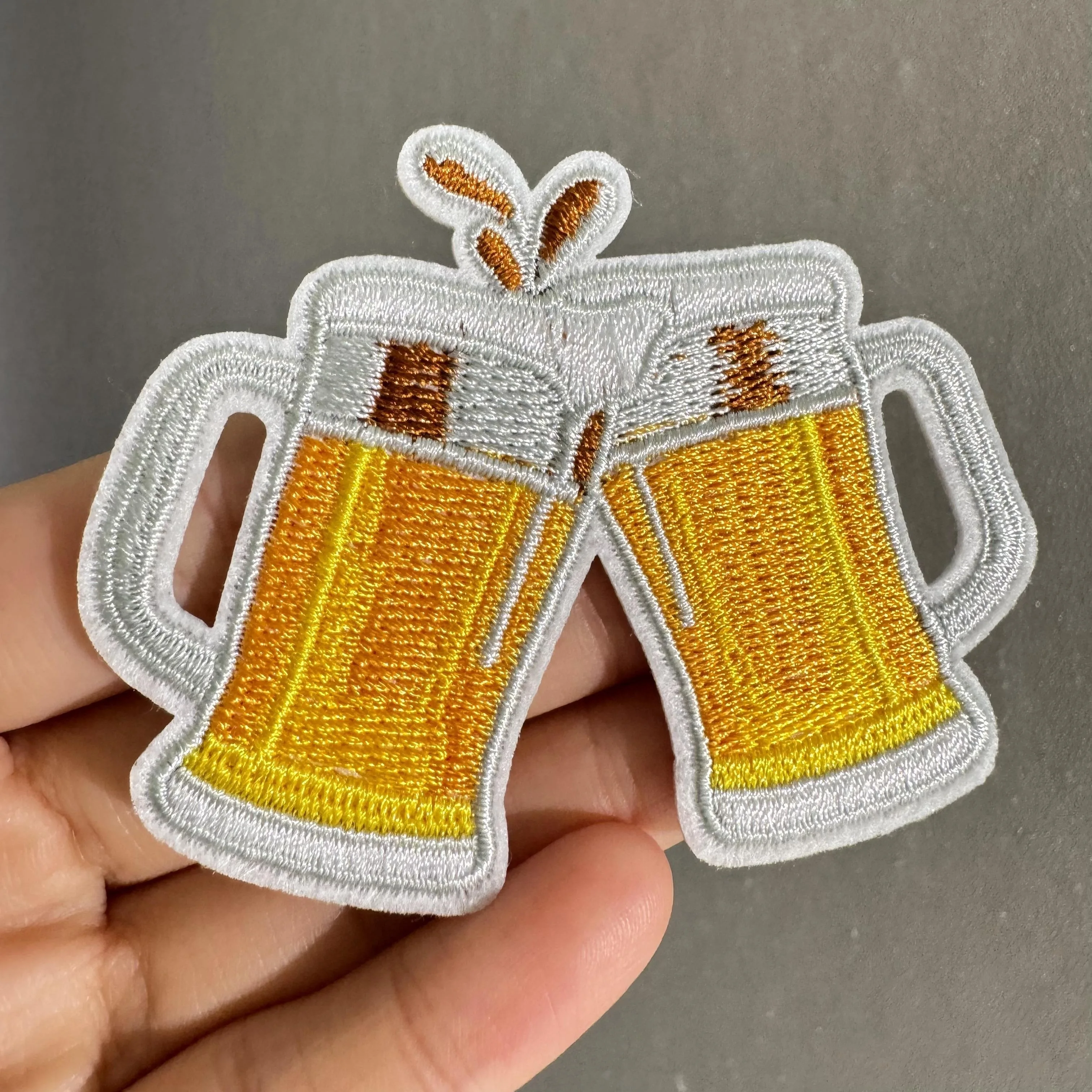 Parche bordado de cerveza aplicado en chaqueta vaquera