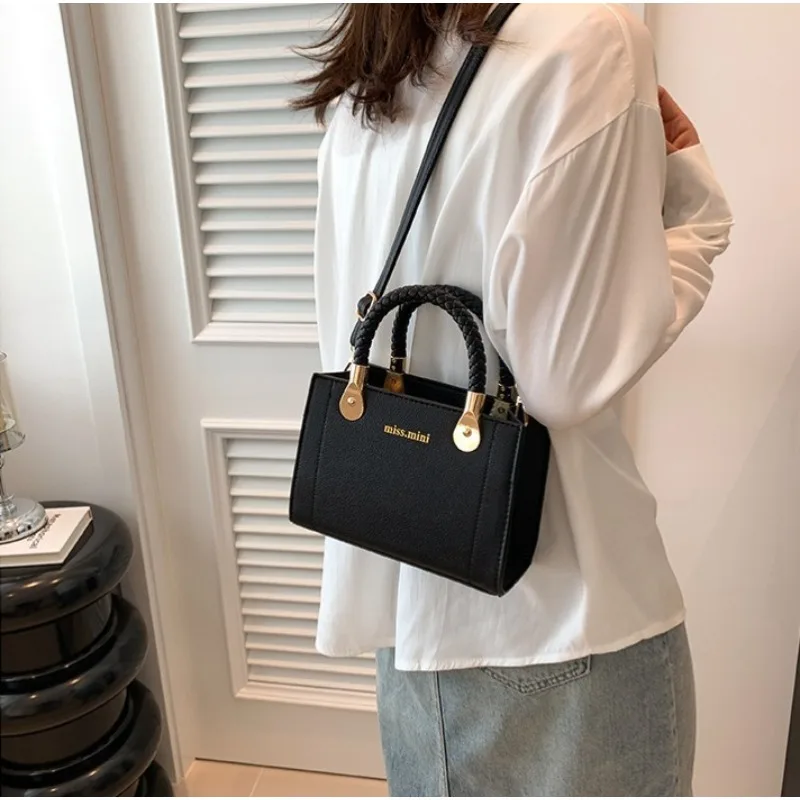 Bolso de hombro tejido ligero y versátil para mujer - imagen 5