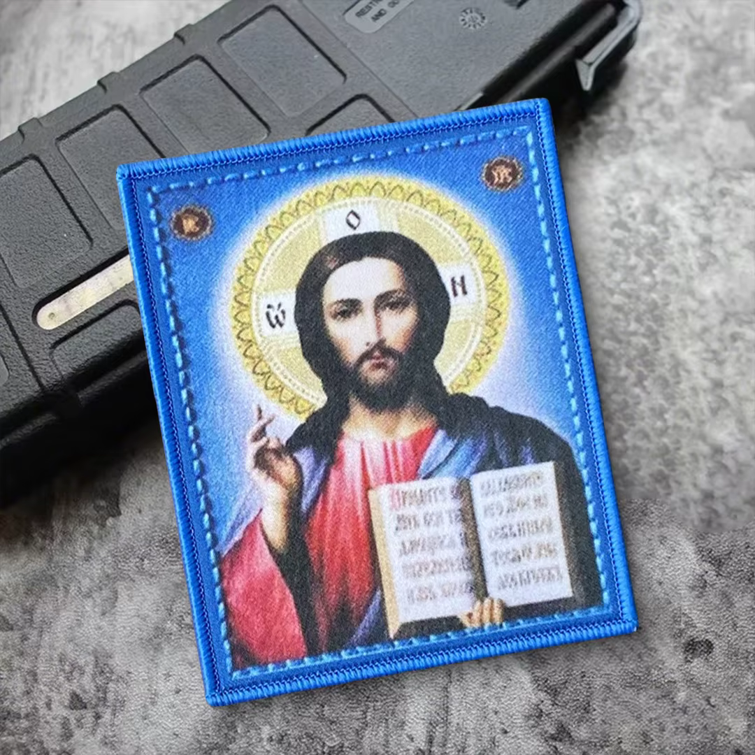 Parche de Jesucristo aplicado sobre mochila táctica