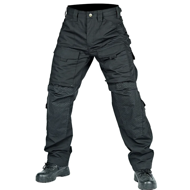 Pantalones tácticos shown from side view demonstrating fit