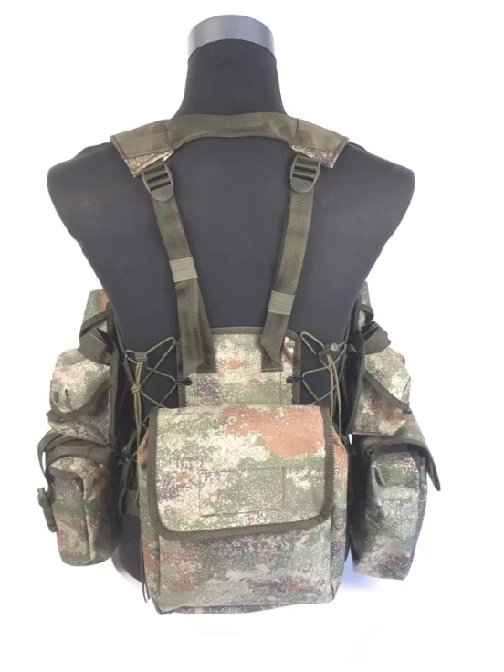 Detalle del sistema MOLLE y bolsas laterales