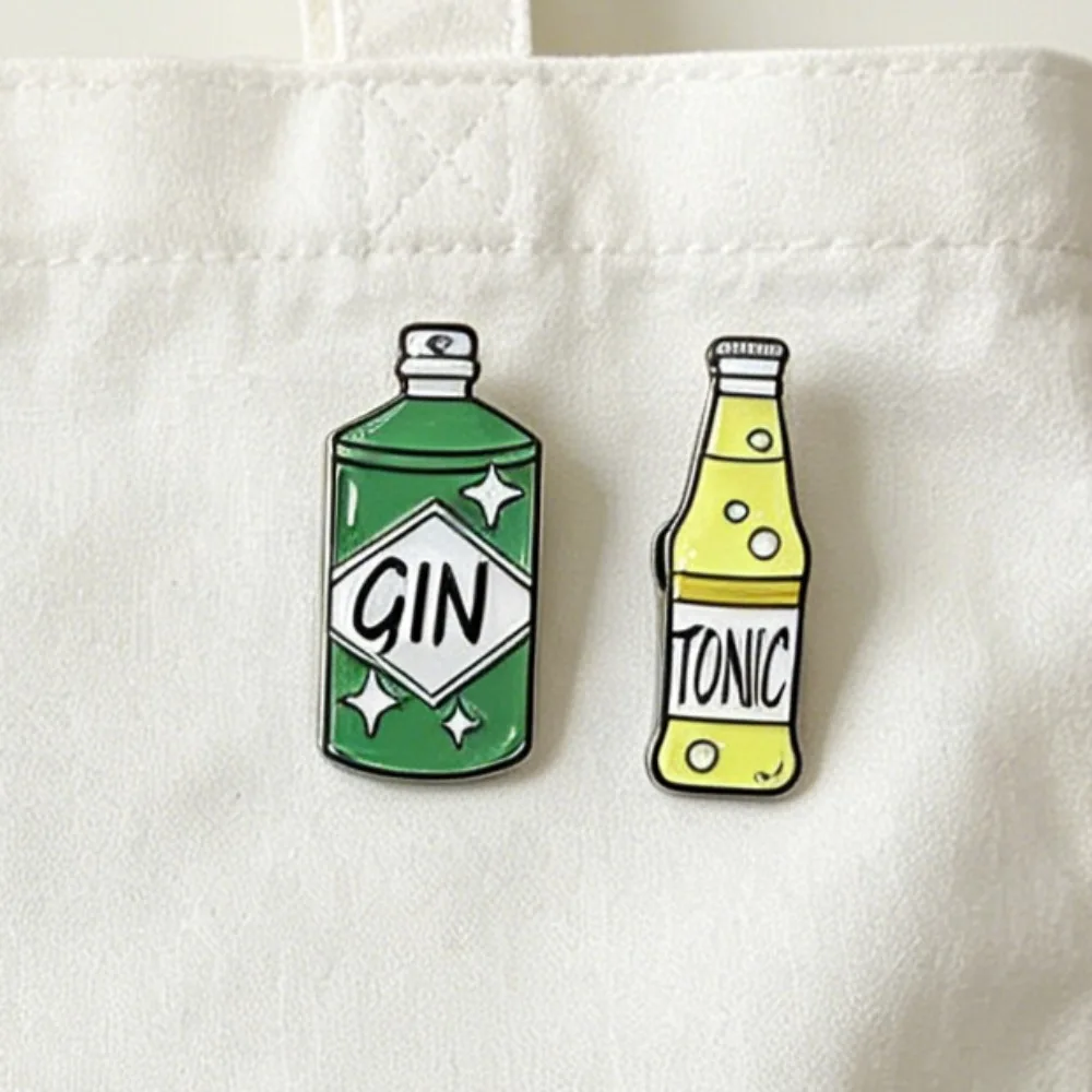 Broches esmaltados Gin Tonic con botella – accesorios para bolso - imagen 3