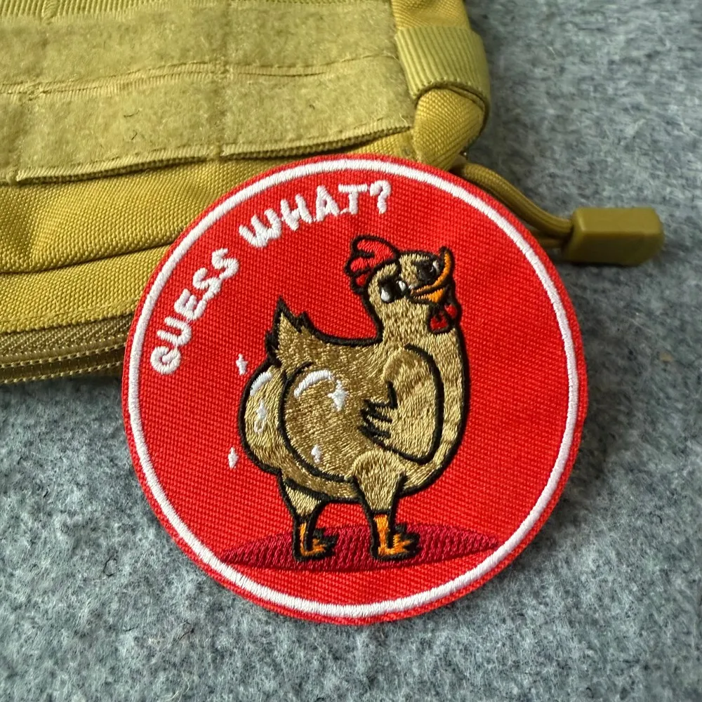 Parche táctico bordado Adivina qué – Pollo con velcro - imagen 2