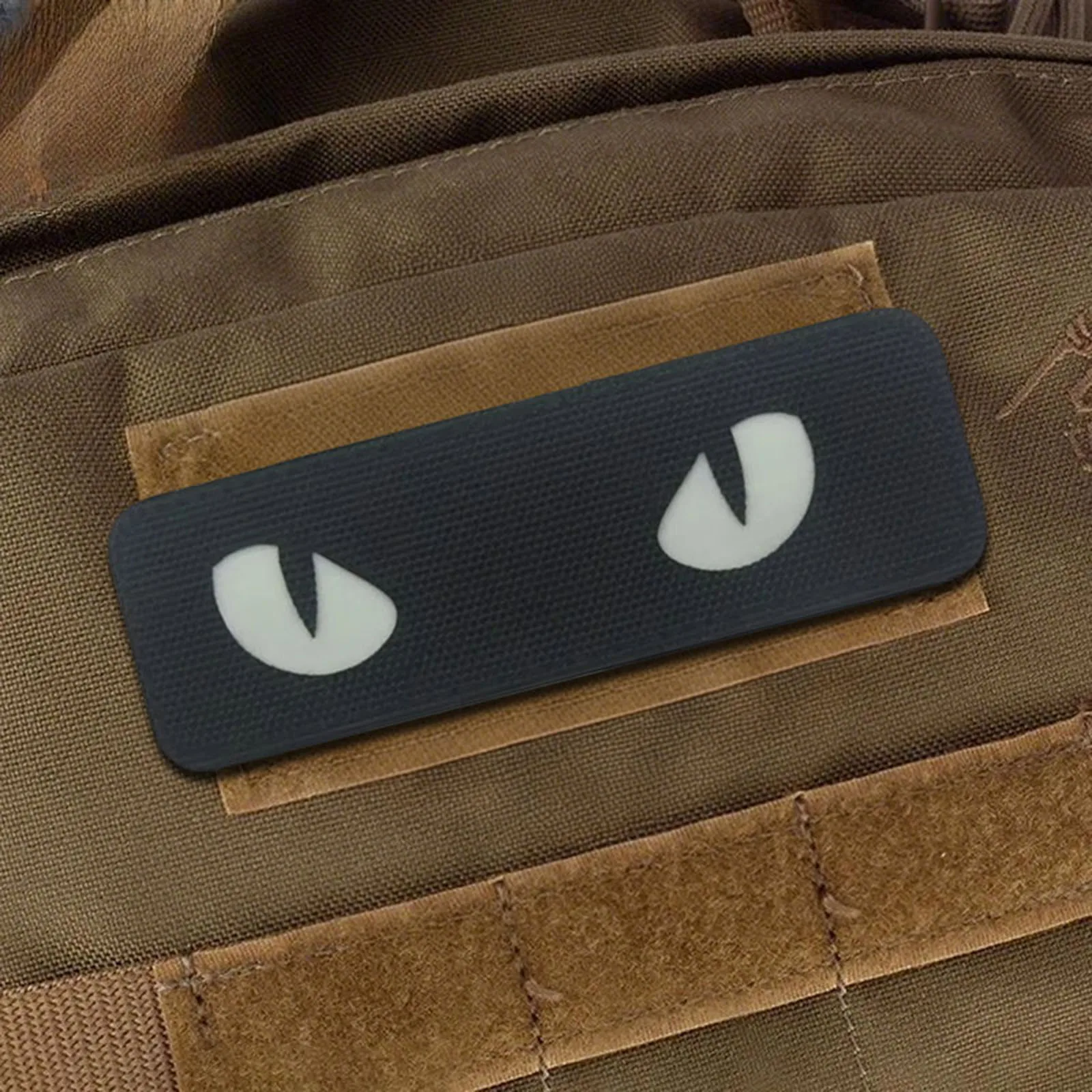 Parche táctico luminoso ojos del diablo – Velcro para ropa y mochila - imagen 5