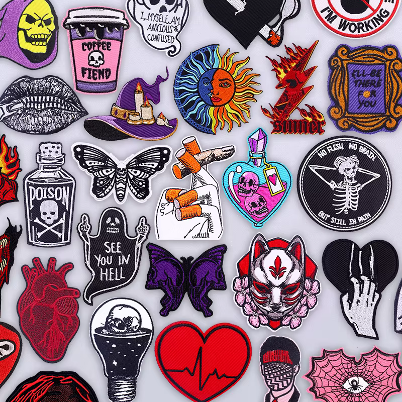 Parche bordado de calavera estilo rock sobre fondo negro