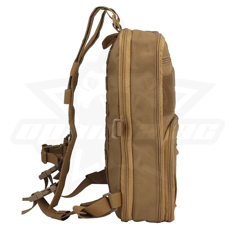 Imagen de la mochila en color verde sobre fondo natural mostrando su acabado