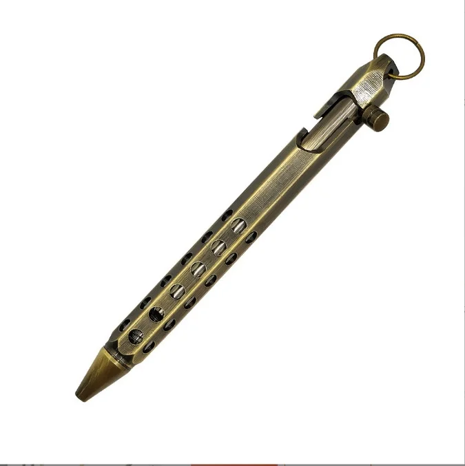 Bolígrafo EDC junto a otros accesorios de escritorio