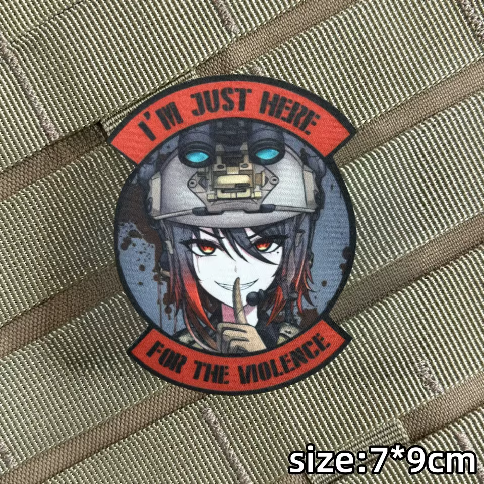 Parche táctico anime con diseño de chica militar en fundo verde oliva