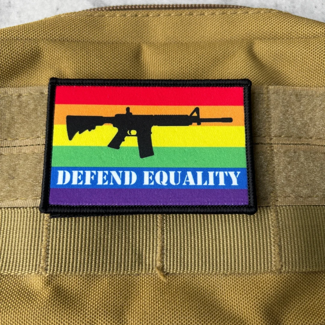 Parche táctico bandera arcoíris con velcro, arma estampada - imagen 2