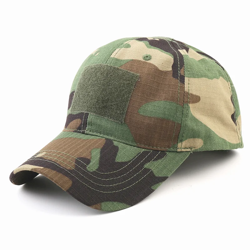 Vista lateral de la gorra táctica con visera curvada