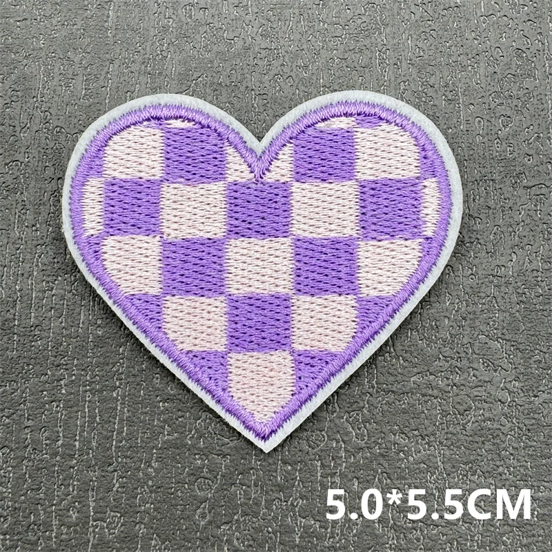 Parches bordados DIY con corazón y brillo visual estilo discoteca.