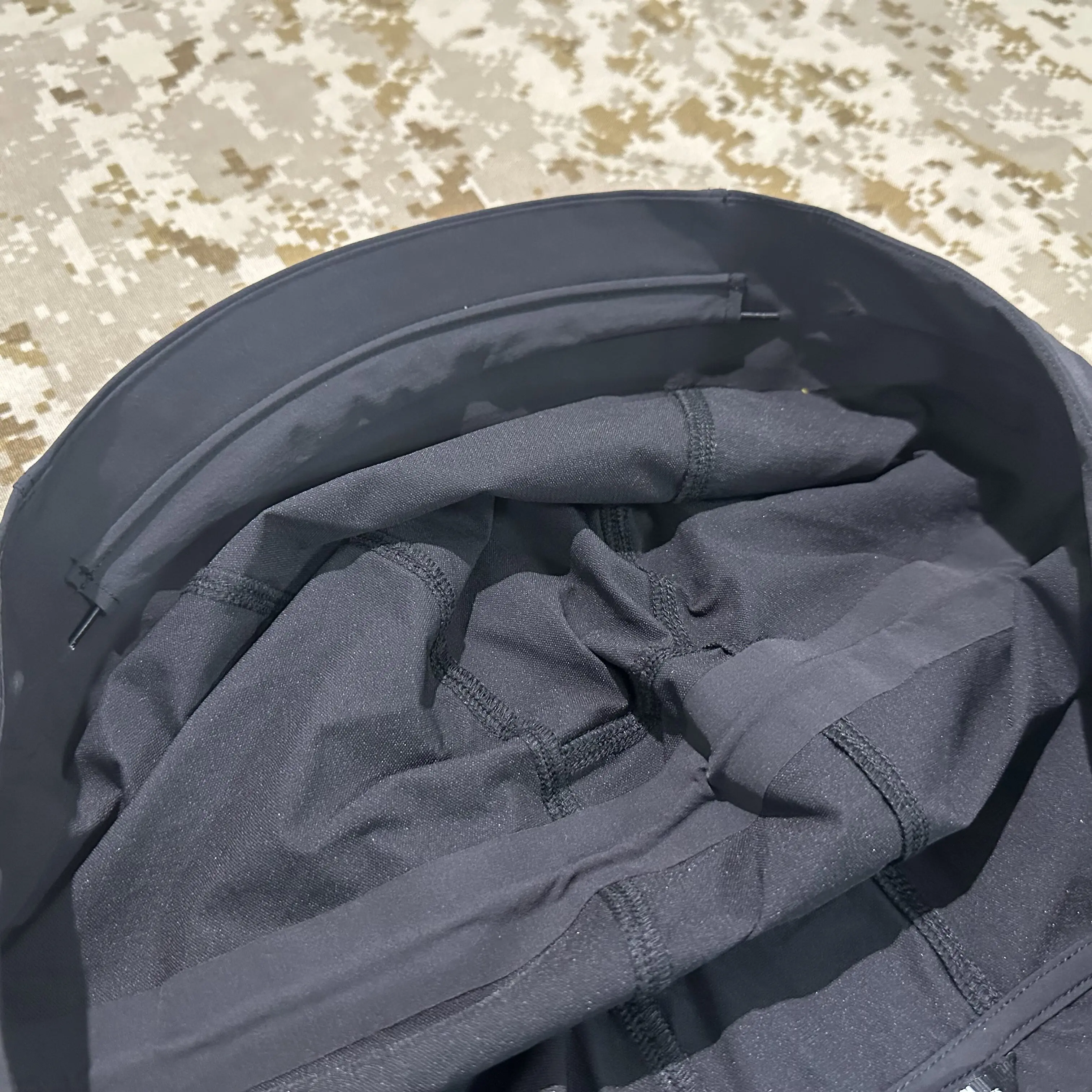 Detalle de la capucha 3D ajustable