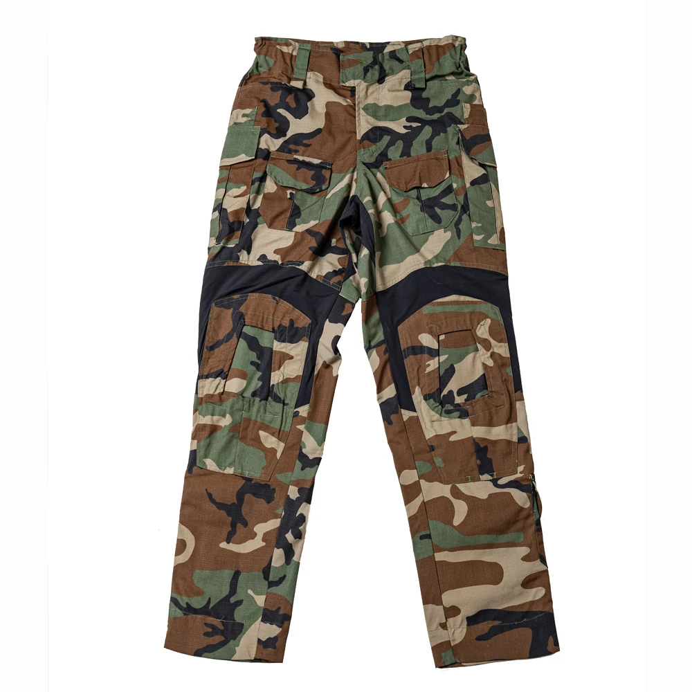 Pantalón con patrón de camuflaje en enfoque de uso