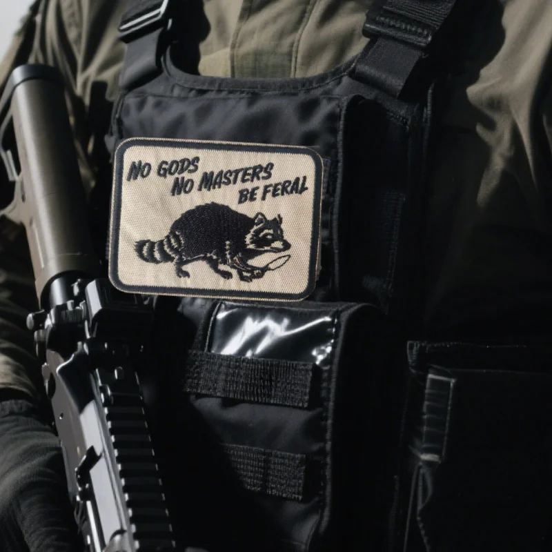 Parche bordado mapache No Gods No Masters – gancho y bucle para brazalete - imagen 2