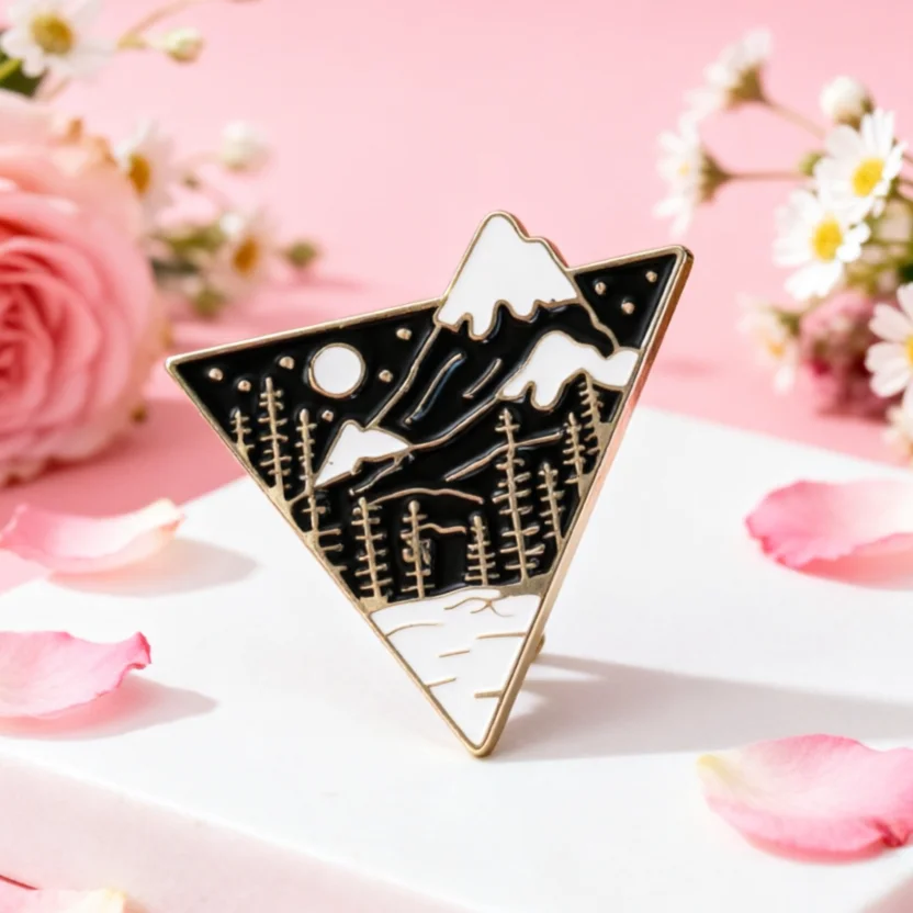 Pin de esmalte vintage – Paisaje montaña y bosque para camping - imagen 3