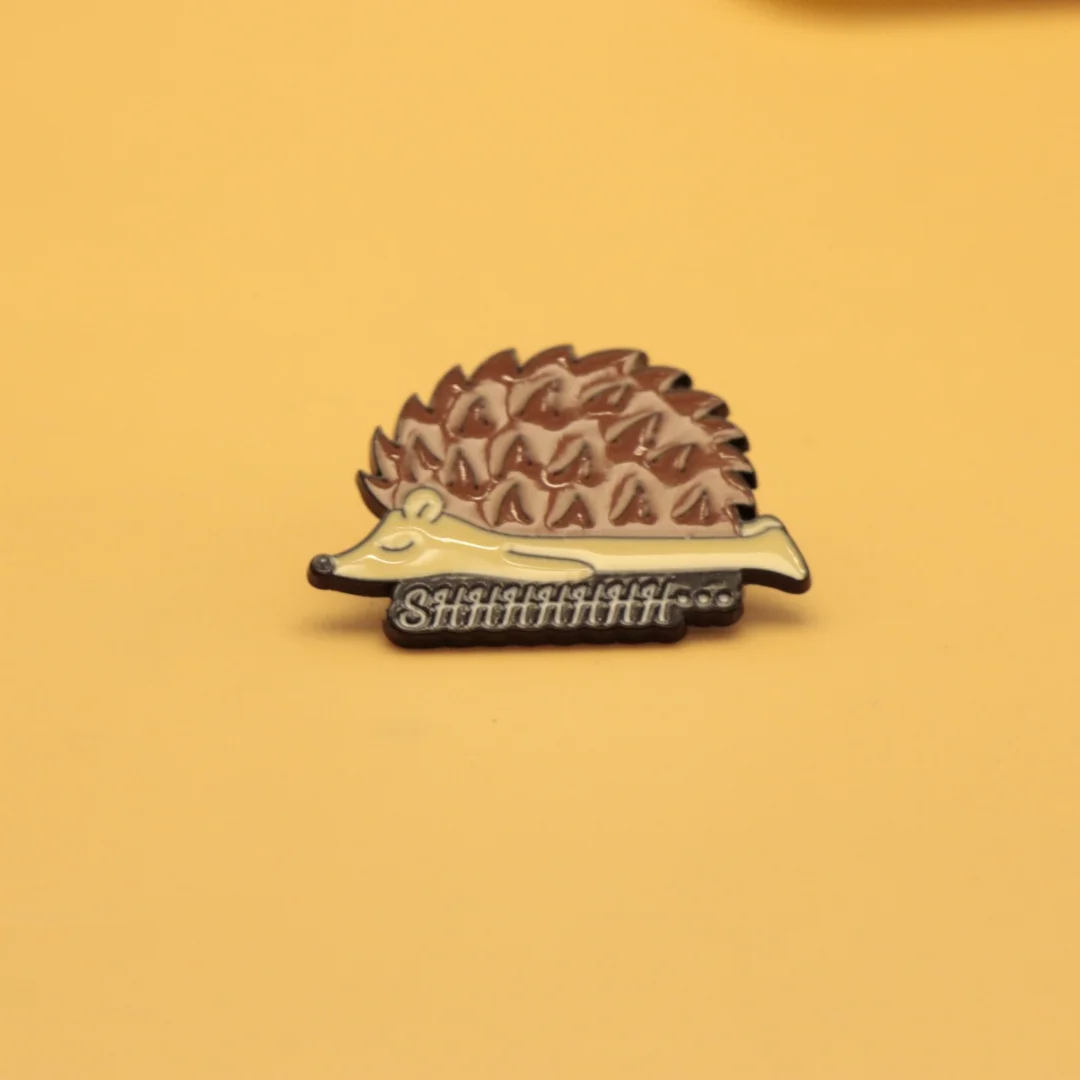Diseño de erizo en broche
