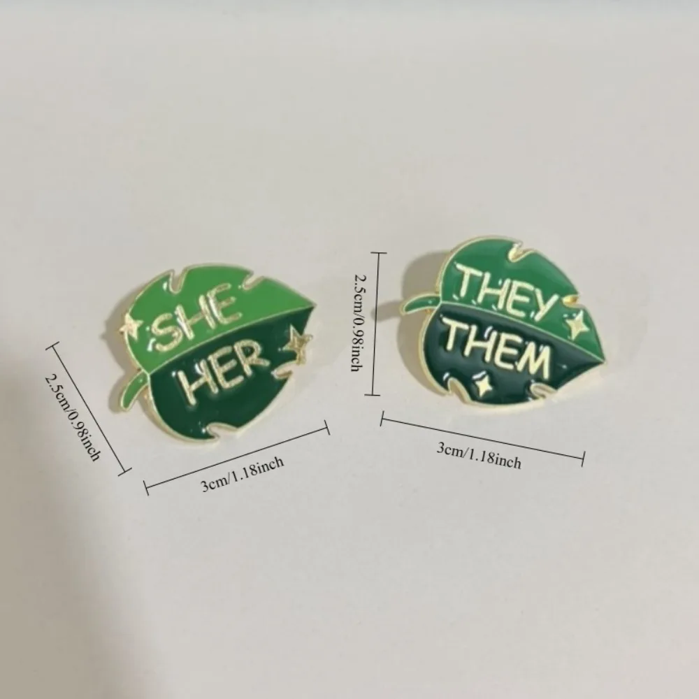 Broche Monstera con pronombres visibles