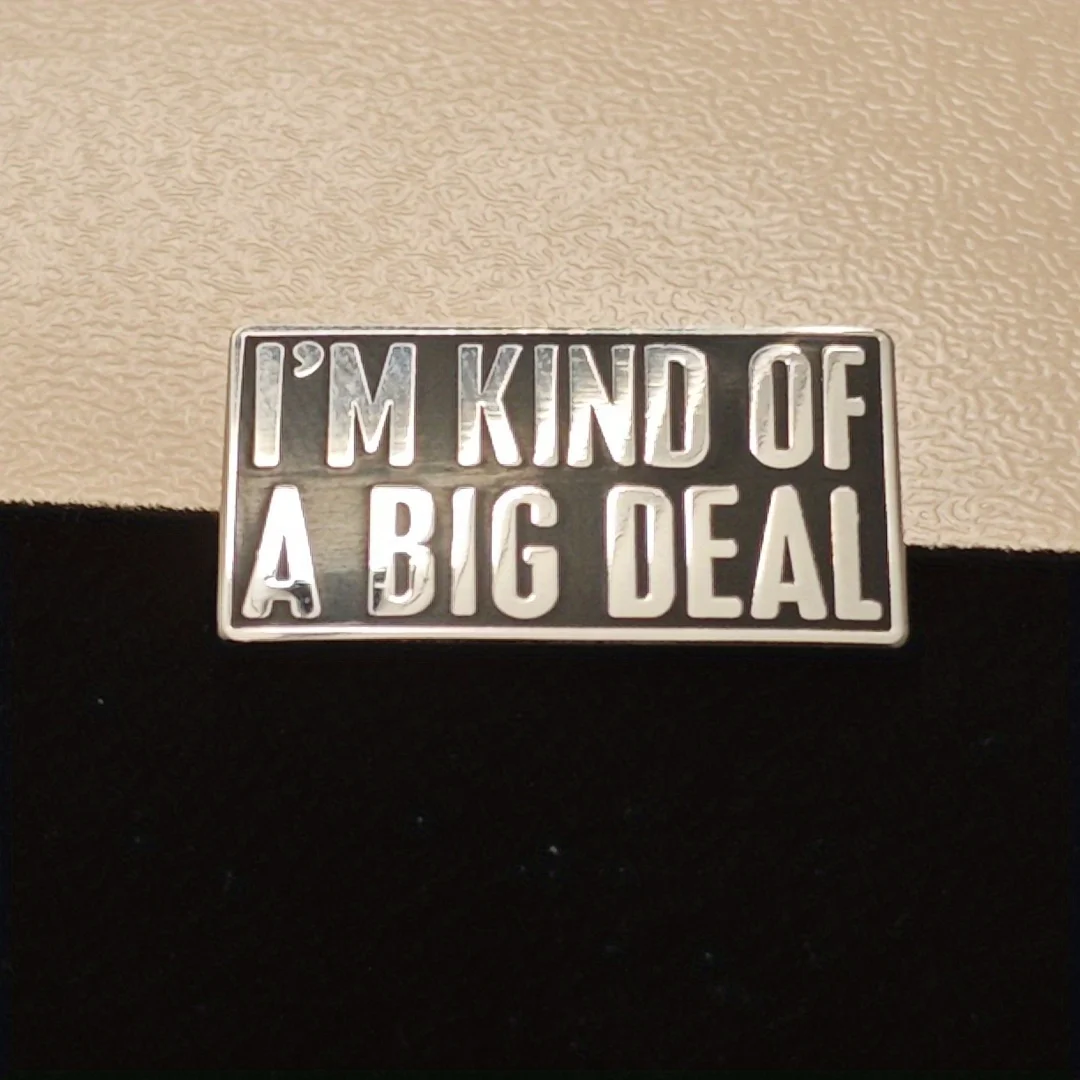 Broche metálico elegante y moderno para uso diario unisex sobrio