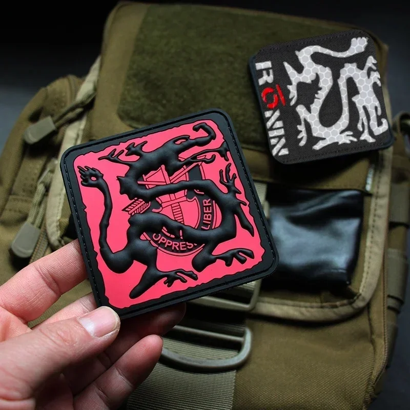 Ronin Parche táctico dragón negro PVC con velcro para mochila militar - imagen 2