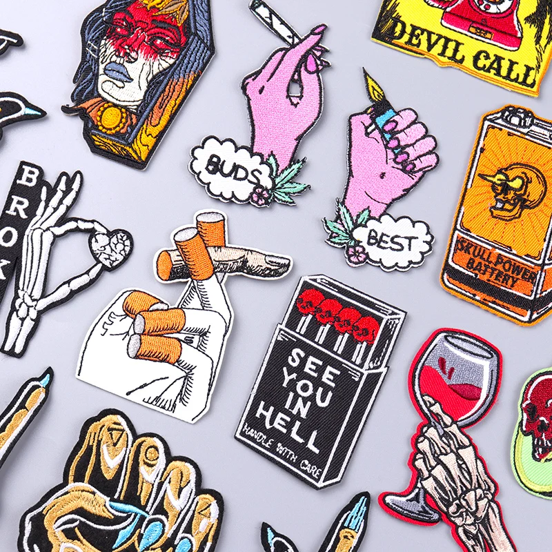 Parche bordado calavera estilo smokes