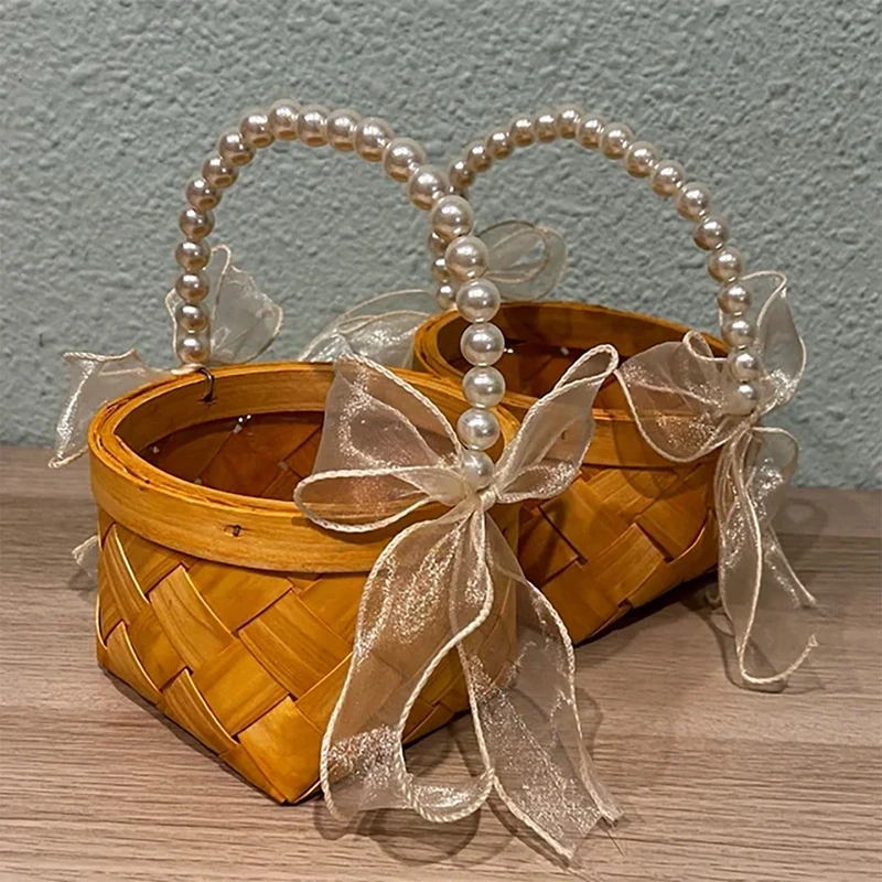 Cesta de ratán natural con diseño elegante y rústico