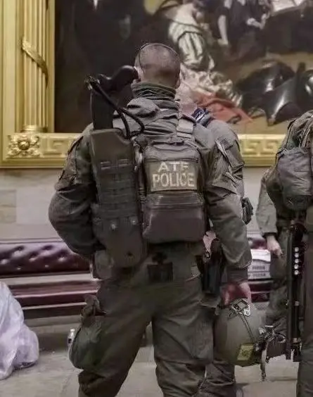 Detalle de compartimentos y cierre del kit