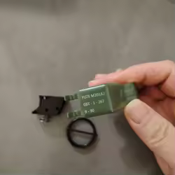 Accesorio para maqueta militar: depósito con anilla de extracción