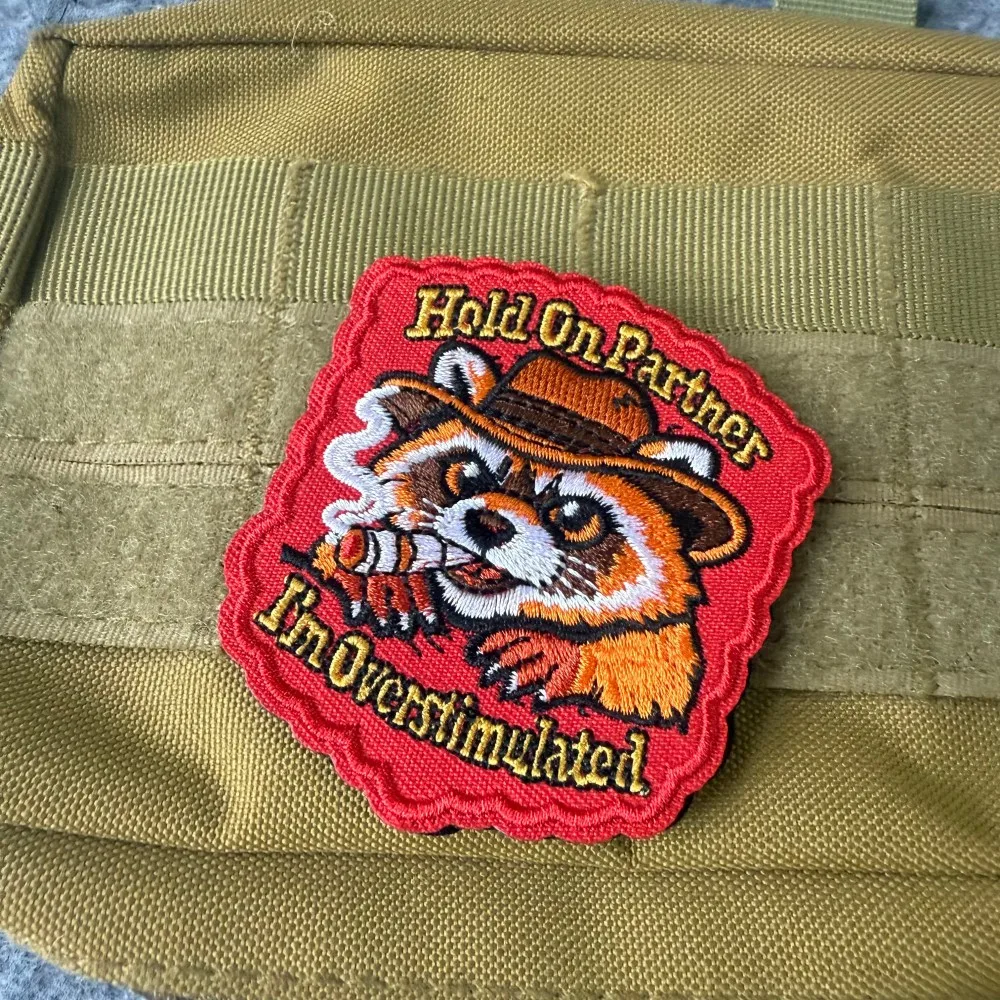 Parche táctico bordado de mapache fumador con velcro - imagen 2
