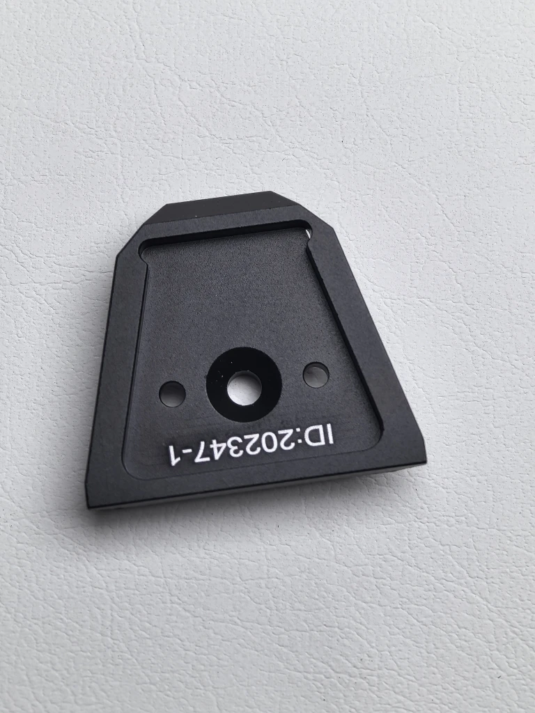 Adaptador de metal para visión nocturna instalado en casco táctico