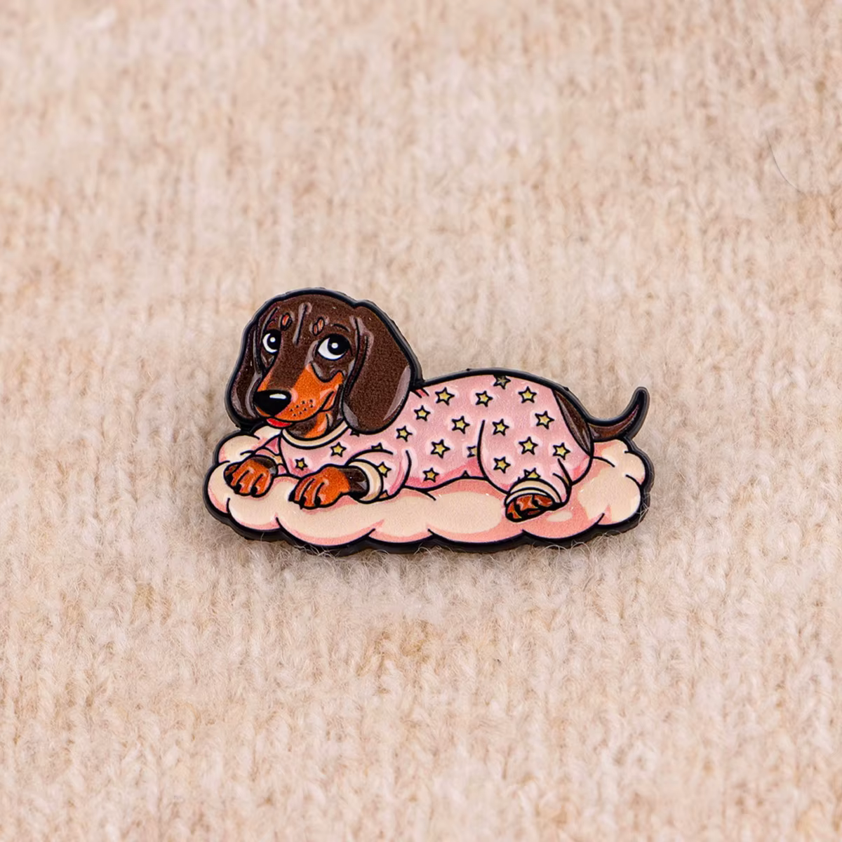 Pin colocado en una mochila como decoración