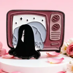 Pin esmaltado de televisor retro con fantasma – Terror gótico