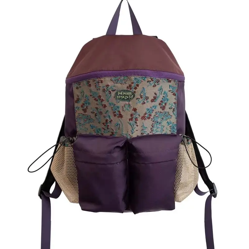 Vista de la mochila en color morado y rojo