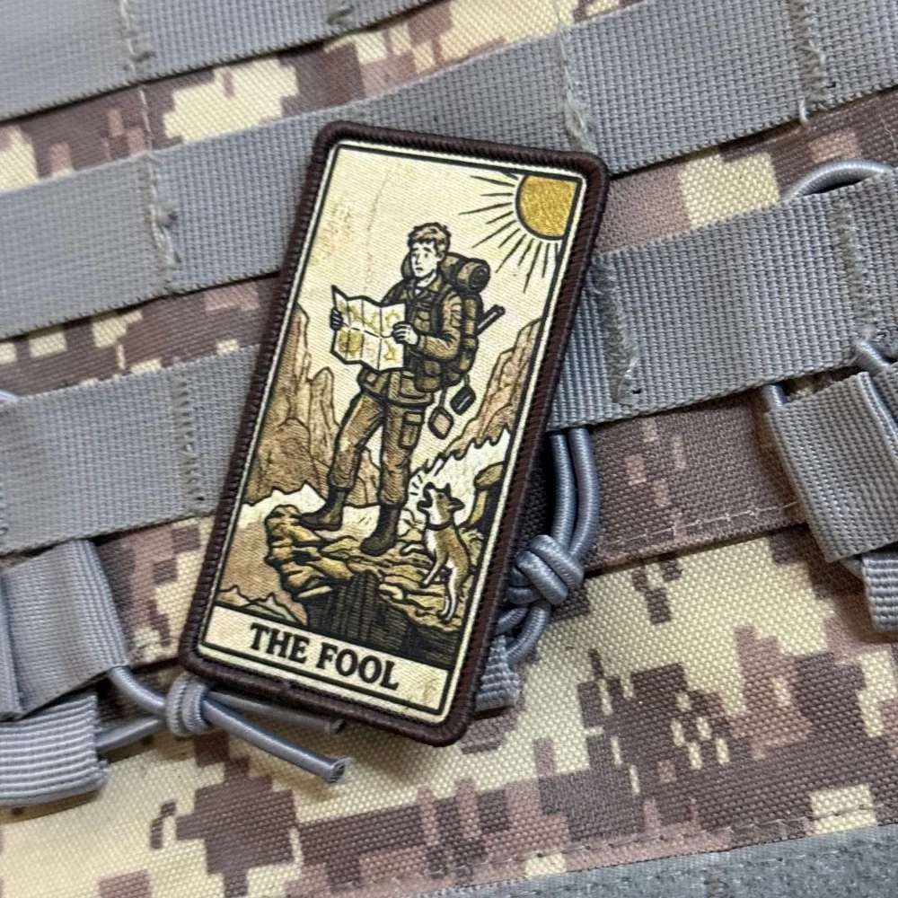 Parche táctico tarot El Tonto adhesivo con gancho para mochila - imagen 3
