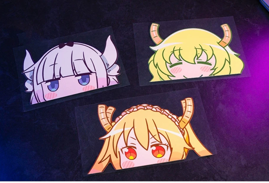 Detalle de la pegatina Dragon Maid sobre coche eléctrico