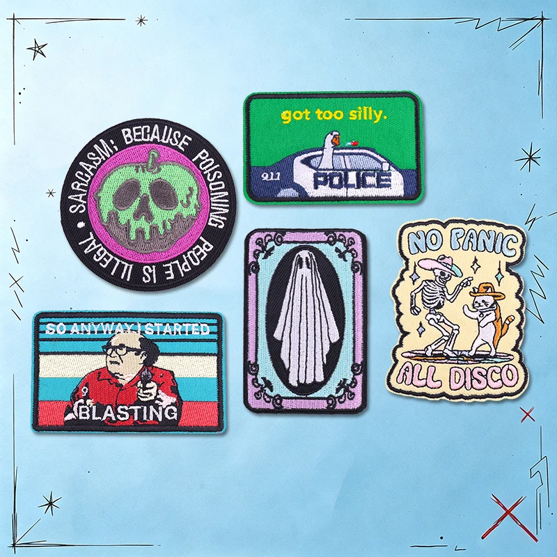 Detalles del bordado y calavera punk