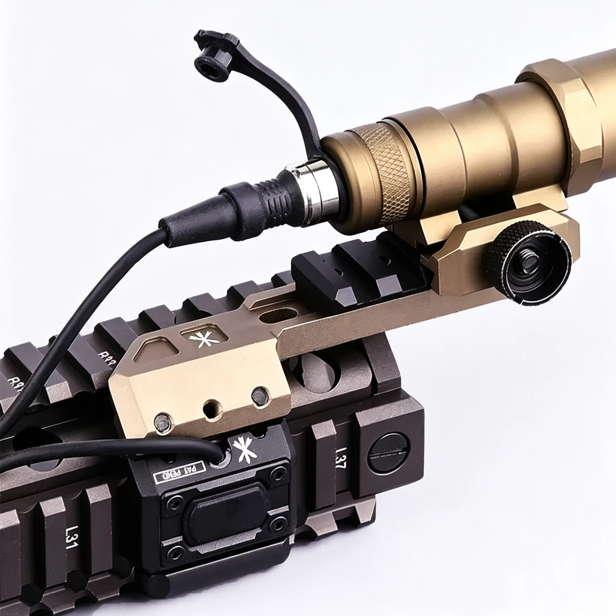Linterna táctica Surefire M600B con interruptor SF y montaje offset - imagen 3