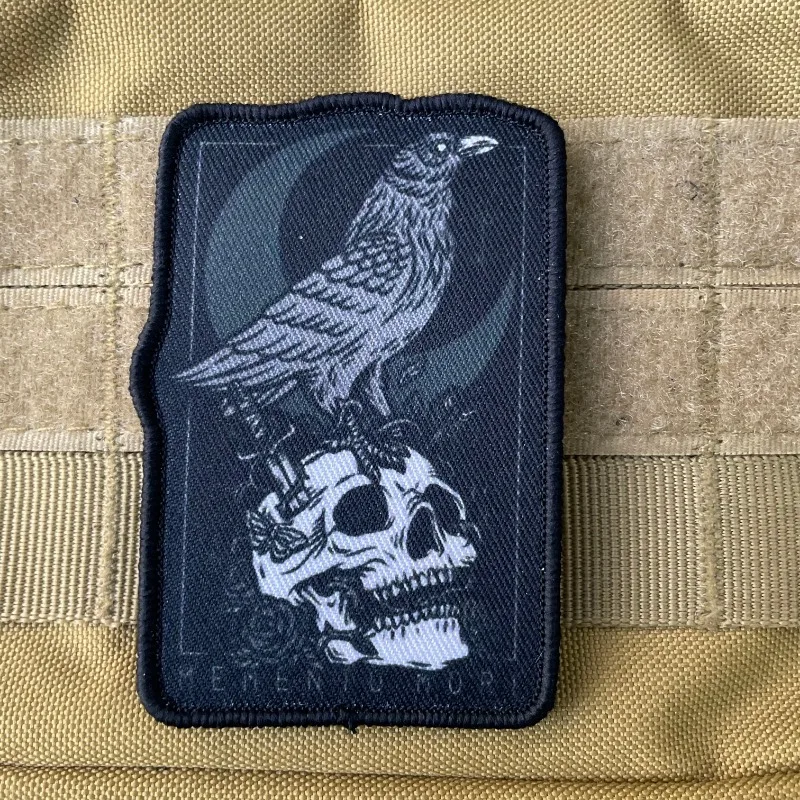 Parche táctico MEMENTO MORI cuervo y calavera – gancho y bucle - imagen 3