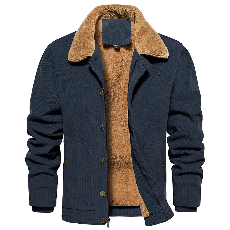 Modelo mostrando chaqueta en entorno urbano