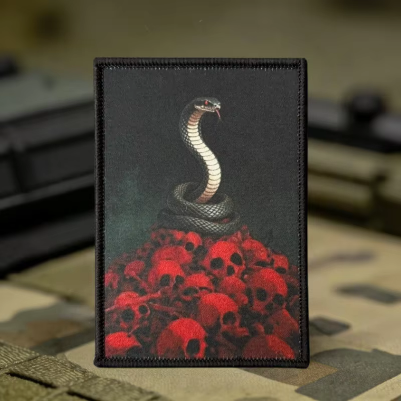 Parche táctico serpiente y calavera roja con gancho y bucle militar - imagen 2