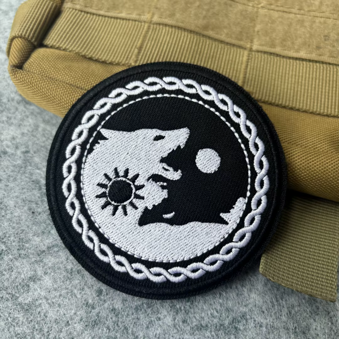 Parche militar bordado Yin Yang Fenrir – Gancho y bucle para mochila - imagen 3