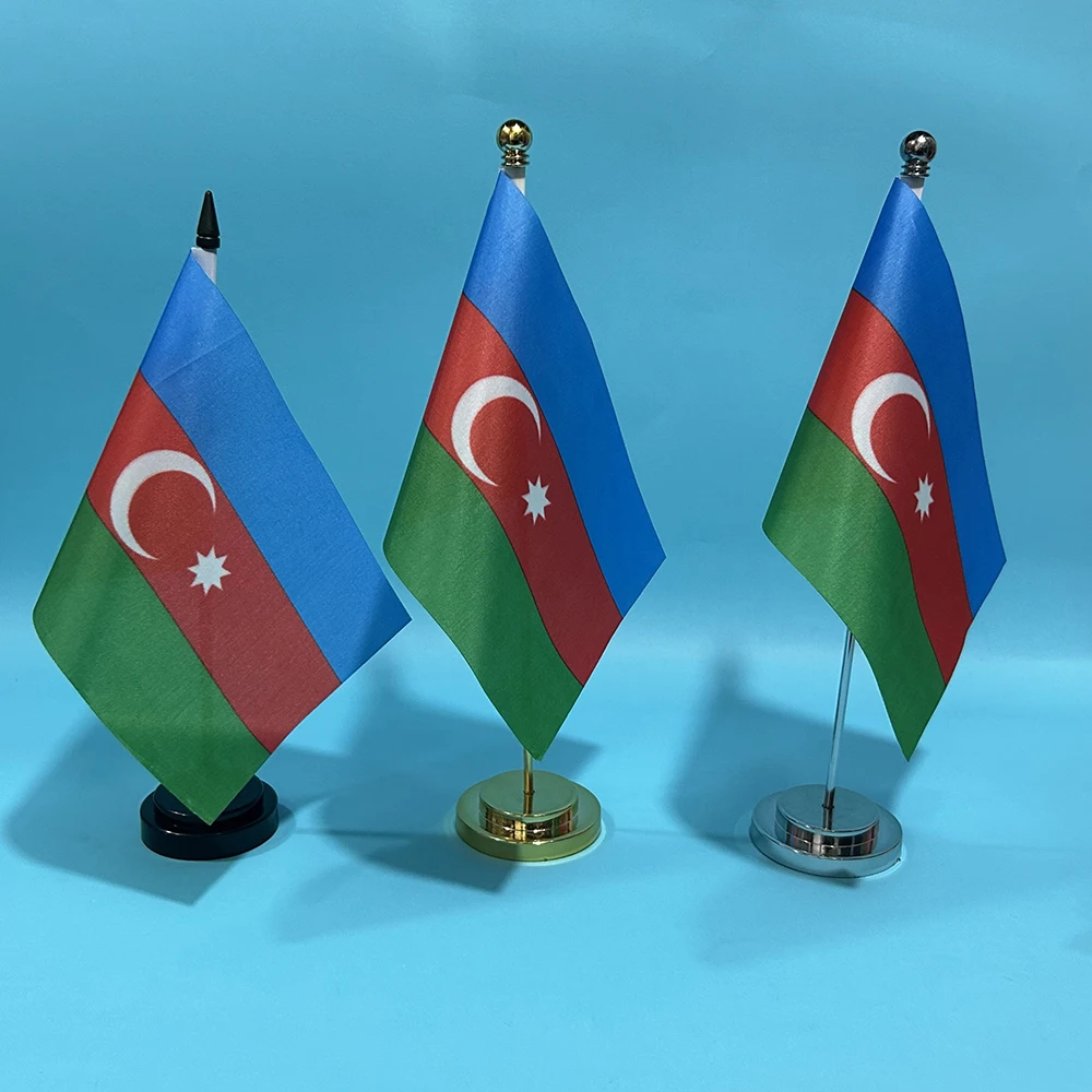 Bandera de Azerbaiyán de poliéster sobre escritorio