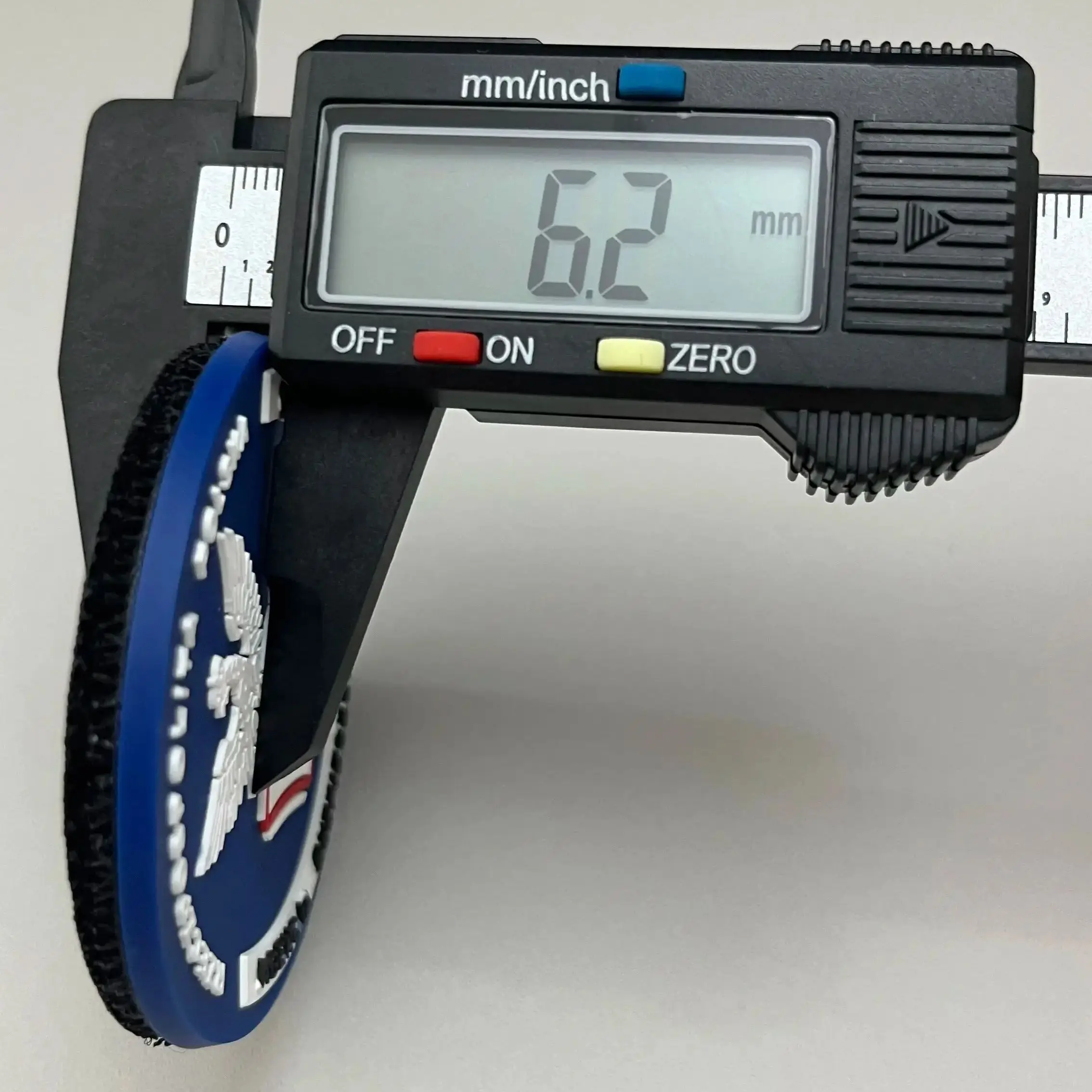 Parche termoadhesivo PVC logotipo en goma 3D removible para ropa - imagen 3