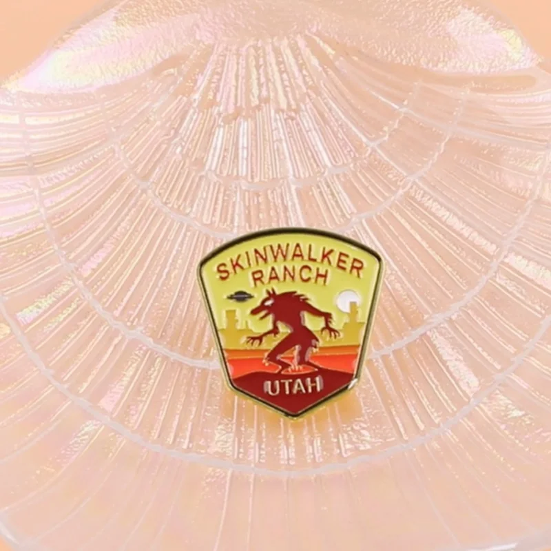 Skinwalker Pin metálico lobo gótico esmalte para mochila