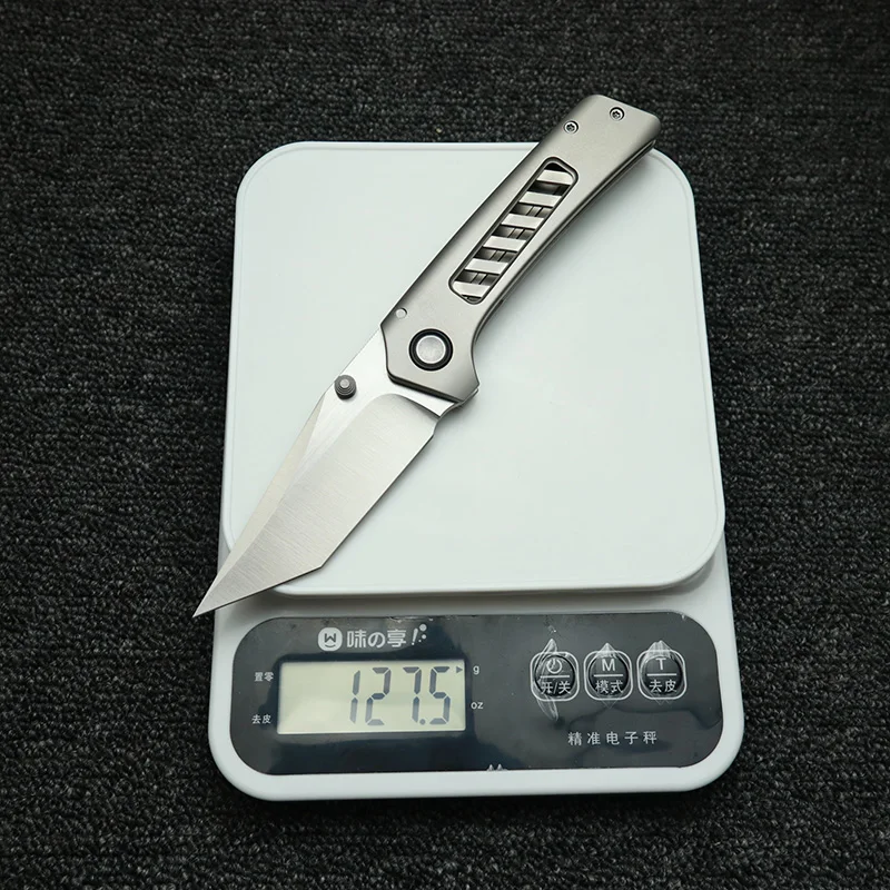 Vista del cuchillo plegable EDC con acabado satinado